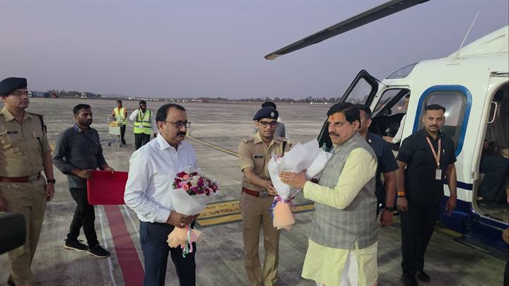 मुख्यमंत्री डॉ. मोहन यादव ट्रांजिट विजिट पर खजुराहो एयरपोर्ट पहुंचे