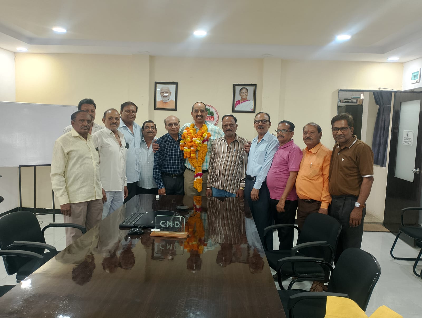सेवानिवृत कर्मचारी संगठन के सदस्य नव नियुक्त नेपा मिल सी ए डी से मिले