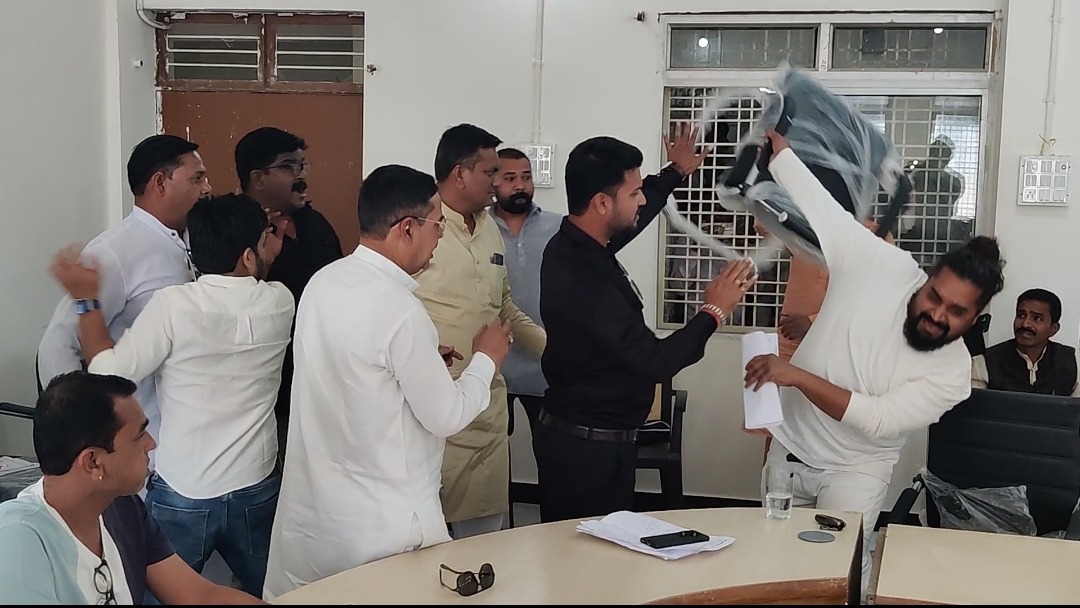 पार्षद अजय यादव ने वार्ड 18 टेंडर पर मचाई हलचल posted by Rajesh Kumar Yadav from Tikamgarh