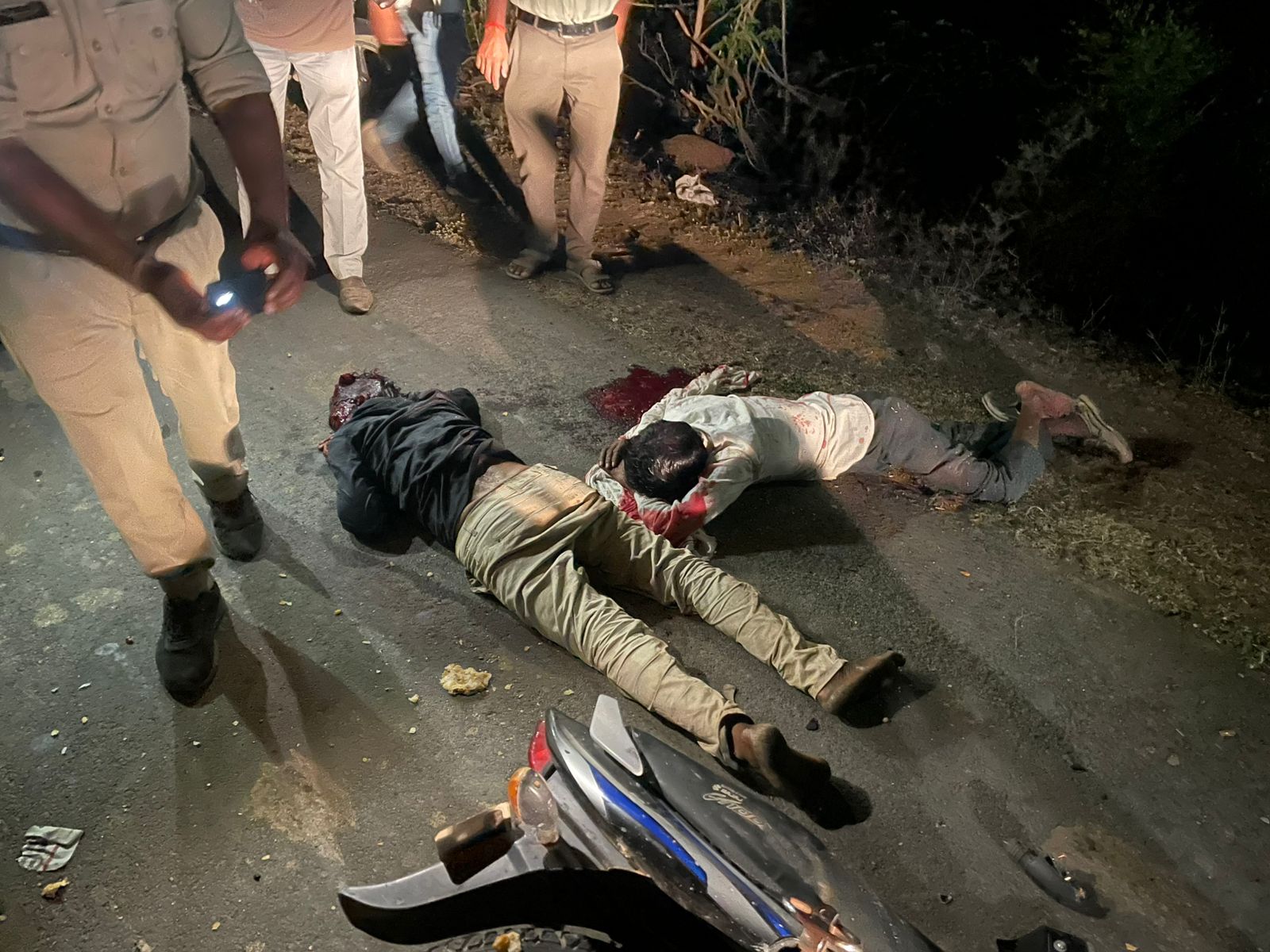 खेजरा मानपुरा सड़क मार्ग पर आमने सामने टकराई दो बाइक,तीन युवक घायल दो की हालत गंभीर...जिला अस्पताल रेफर....