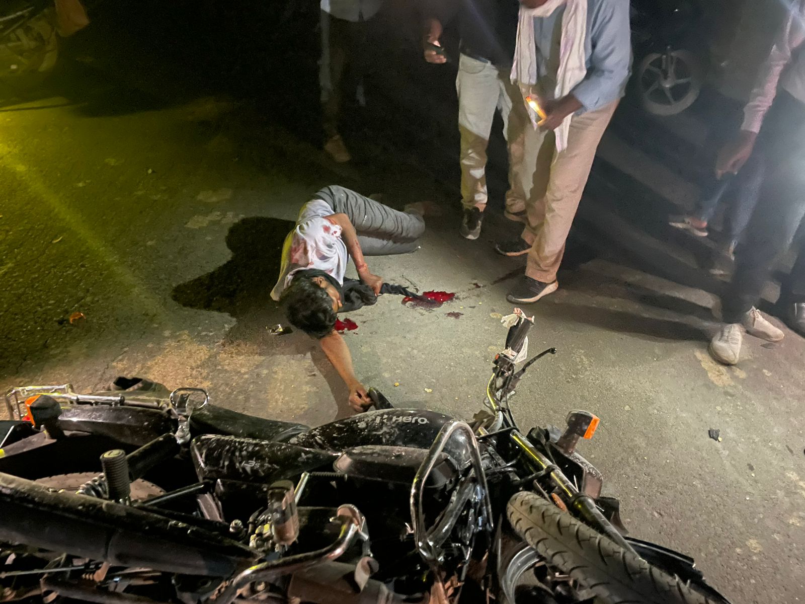 खेजरा मानपुरा सड़क मार्ग पर आमने सामने टकराई दो बाइक,तीन युवक घायल दो की हालत गंभीर...जिला अस्पताल रेफर....
