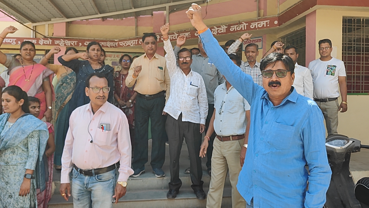 TET 2026 पर भड़का शिक्षकों का आक्रोश: आदेश वापस नहीं हुआ तो सड़कों पर उतरेंगे शिक्षक, आंदोलन और चक्का जाम की चेतावनी posted by Raju Rathore from Burhanpur