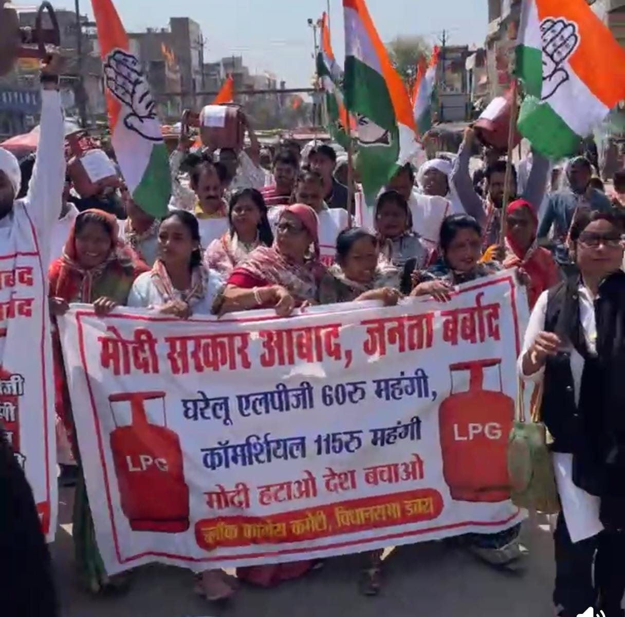 डबरा: एलपीजी गैस सिलेंडर की कमी और बढ़ती कीमतों पर कांग्रेस का विरोध प्रदर्शन posted by Hemant Upadhyay  from Bhitarwar