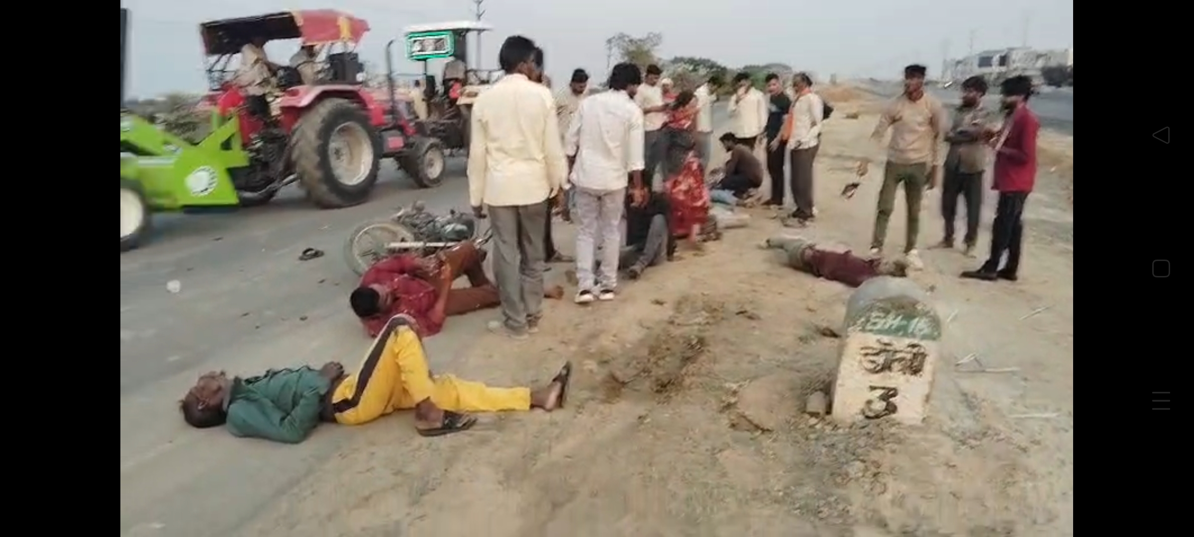 शाहगंज में भीषण सड़क दुर्घटना: दो बाइकों की टक्कर में 6 घायल posted by Kamlesh Panchal from Budhni