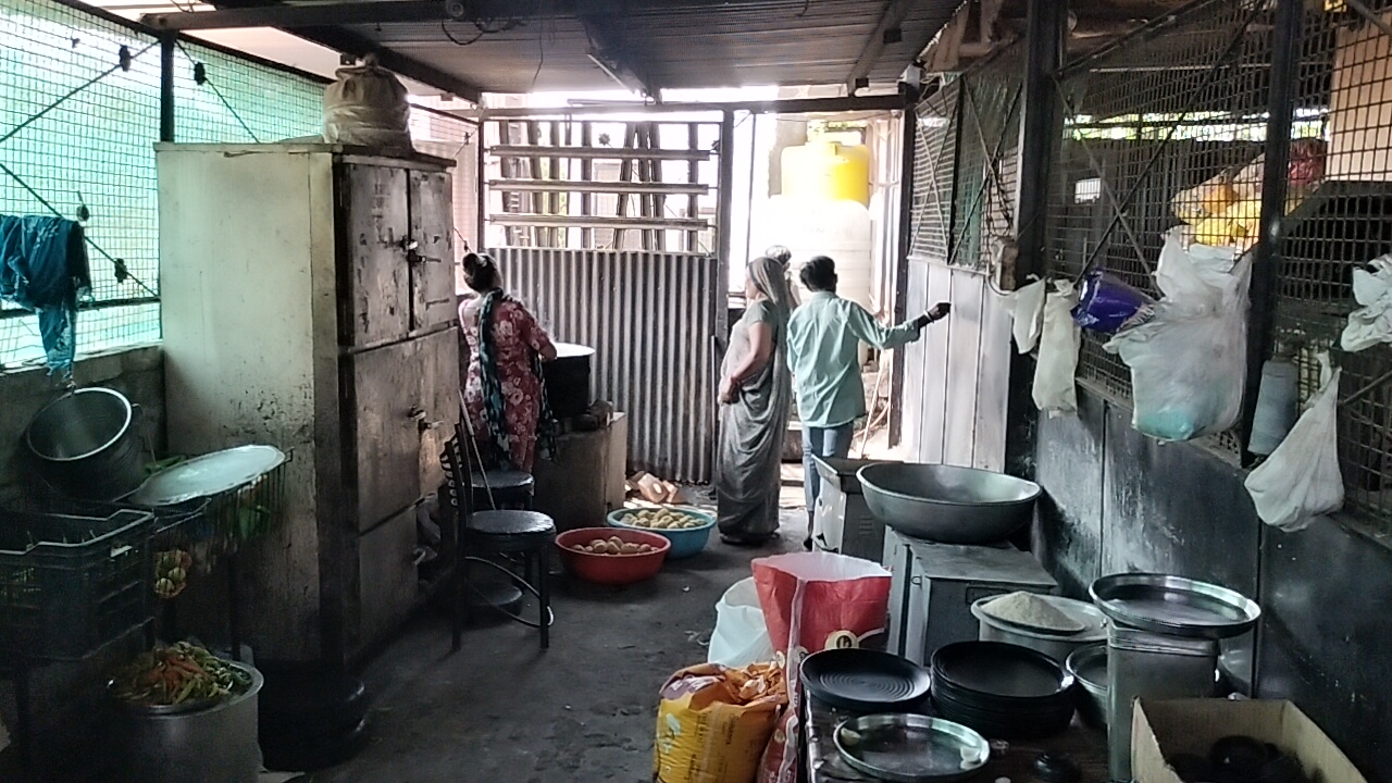 कमर्शियल गैस सिलेंडर के अभाव में इलेक्ट्रॉनिक चूल्हों के साथ फिर सुलगने लगी लकड़ी की भट्टी   posted by Lokesh Davde