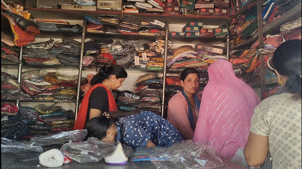 अमरकंटक के कपड़ा दुकान में लगी आग  posted by Kishor Kumar Soni  from Anuppur