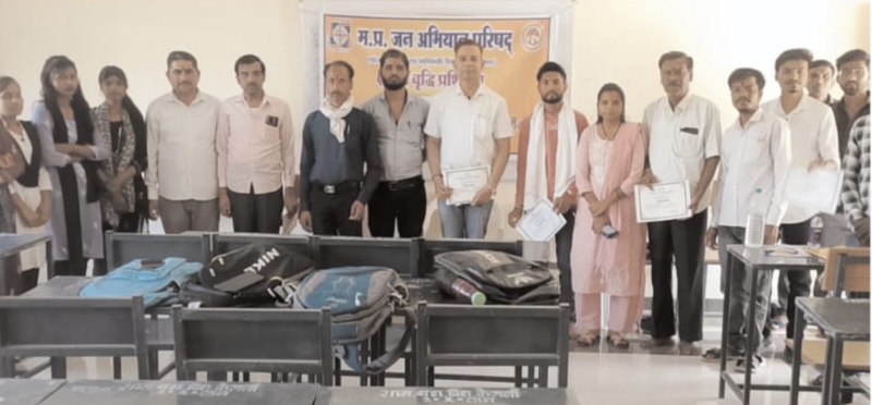 केसली: ग्राम विकास प्रस्फुटन समितियों का त्रैमासिक प्रशिक्षण संपन्न, जल संरक्षण की बारीकियों से रूबरू हुए छात्र posted by Manish Kumar Chaubey from Sagar