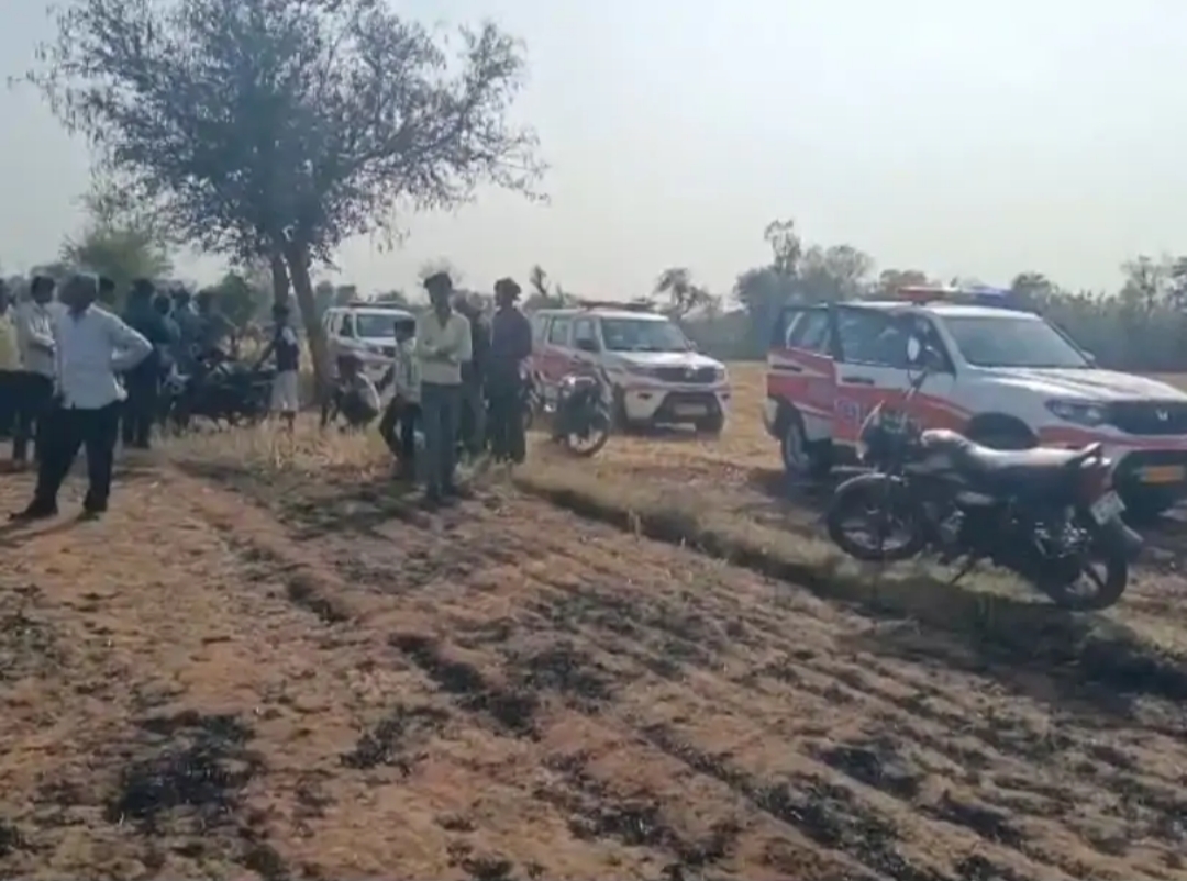 टीकमगढ़ में बिजली की चिंगारी से फसल में आग posted by Rajesh Kumar Yadav from Tikamgarh