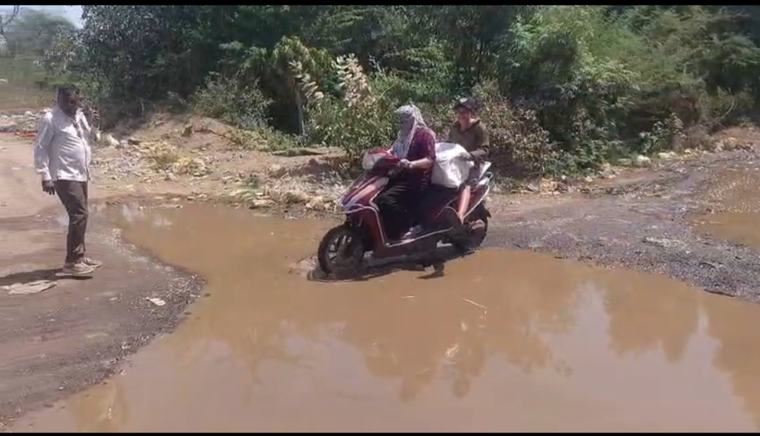 कृष्णा स्टेट कॉलोनी में रहवासियों का विरोध प्रदर्शन सड़क, नाली और सफाई जैसी मूलभूत सुविधाओं की कमी पर जताया आक्रोश posted by Lokesh Davde