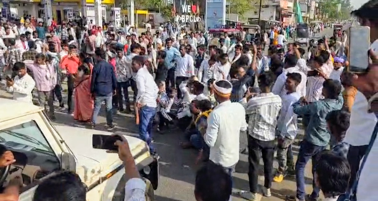 दमोह में वर-वधु परिचय सम्मेलन में हंगामा,वर पक्ष को नही दिखाई लड़की तो भड़क उठे लोग, लोगों ने लगाया जबलपुर हाईवे पर जाम... posted by Akib Khan from Damoh