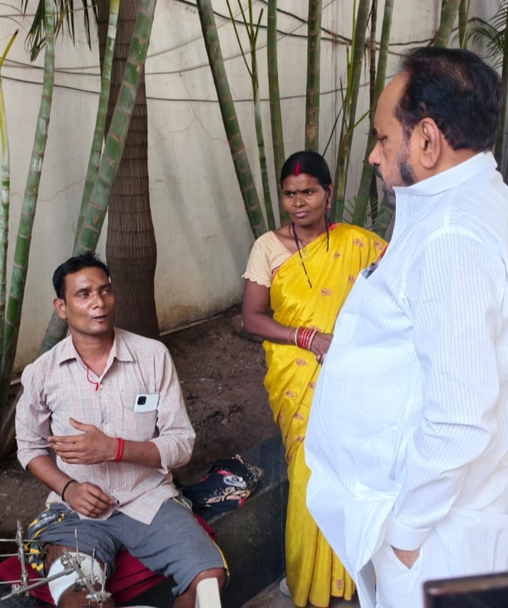 28 मरीजो को इलाज हेतु  परिजनों सहित  66 लोगो को भोपाल भेजा  posted by Ravi Soni from Garhakota