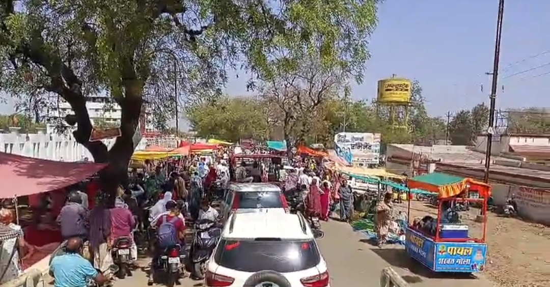 ईंट से भरी ट्रैक्टर ट्रॉली  हुई खराब चालक बीच रास्ते पर ट्रॉली छोड़ ,यातायात हुँआ बाधित , posted by Lokesh Davde