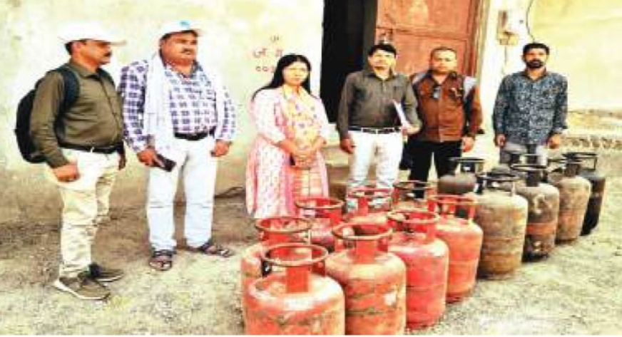 टिनशेड में दबिश देकर जब्त किए 14 गैस सिलेंडर posted by Lokesh Davde