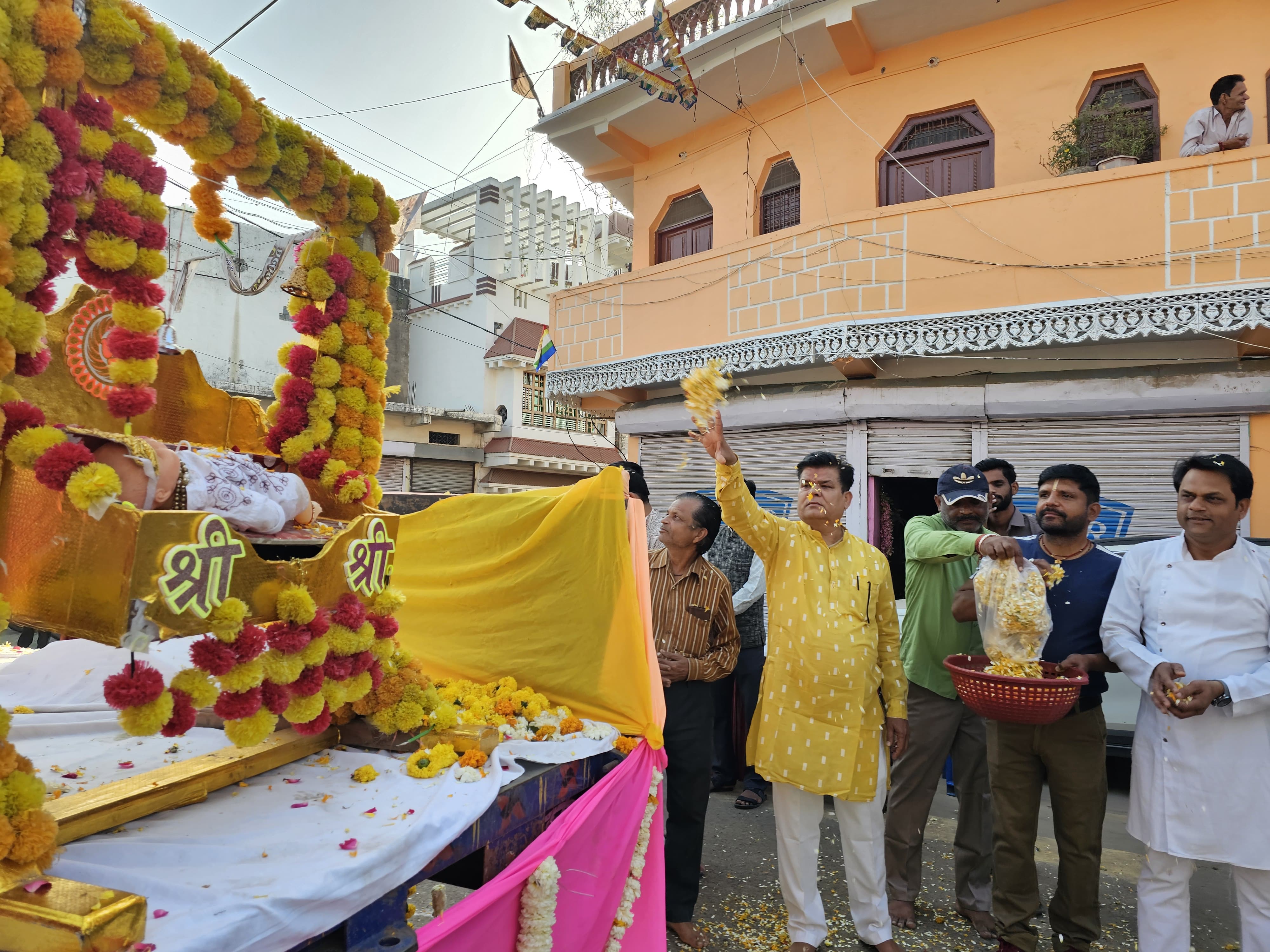 गढ़ाकोटा में पंचकल्याण प्रतिष्ठा महोत्सव का भव्य शुभारंभ, निकली दिव्य घट यात्रा; श्रद्धा और भक्ति से गूंजा नगर posted by Ravi Soni from Garhakota