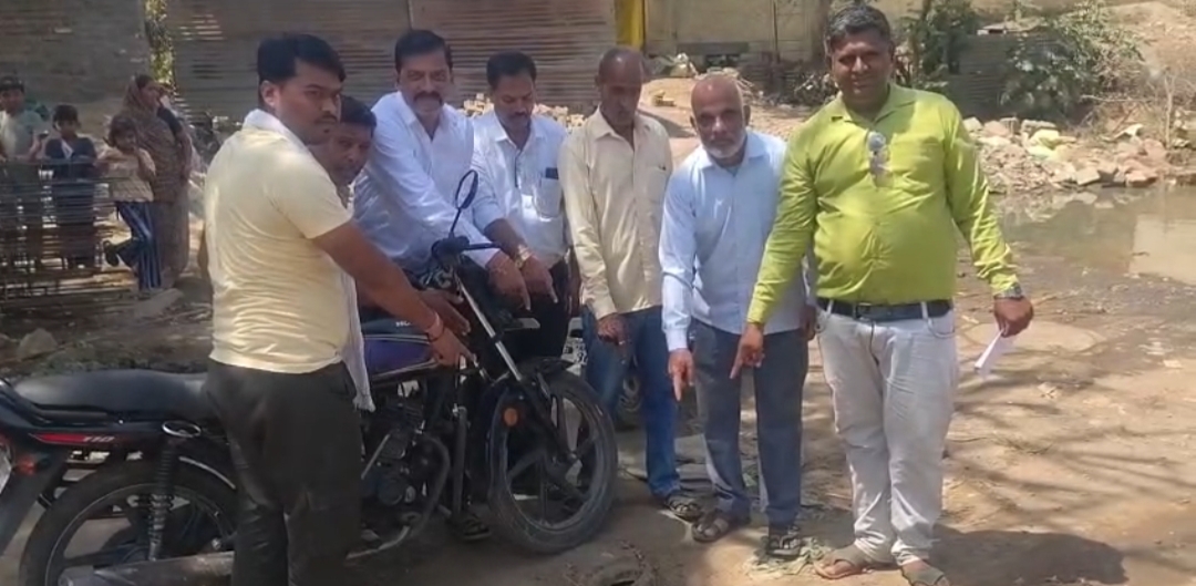 सिरदर्द बना सीवरेज का घटिया काम, रोड बना गंदे पानी का तलैया, बेशरम का पौधा लगाकर जताया अनोखा विरोध posted by Lokesh Davde