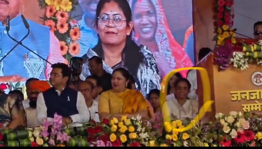 मुख्यमंत्री डॉ मोहन यादव ने कांग्रेस अध्यक्ष राहुल गांधी पर व्यंग किया मंच पर बैठी कांग्रेस नगरपालिका अध्यक्ष भारतीय विनोद पाटिल हंसते हुए व posted by Pradeep Singh from Nepa Nagar