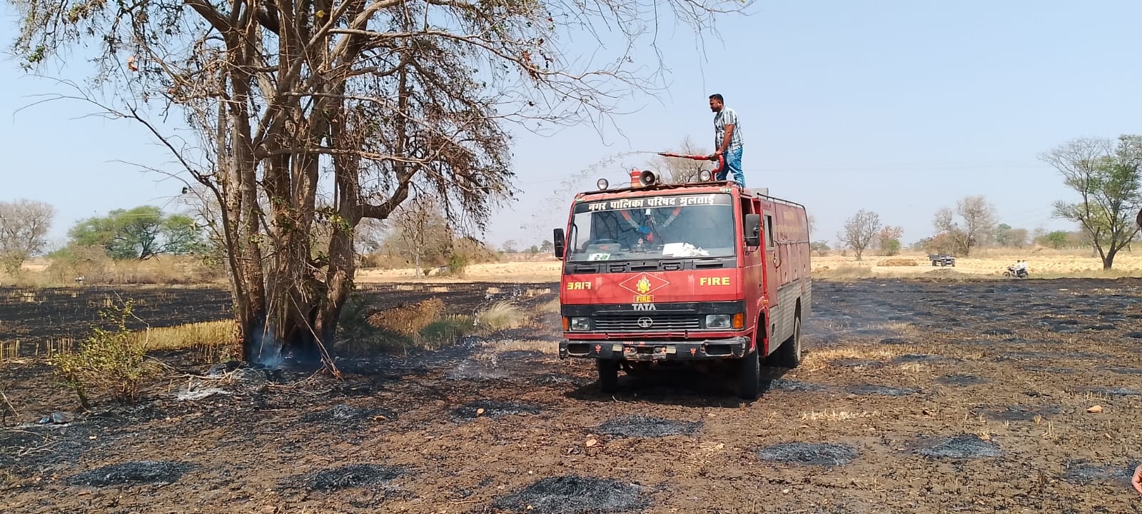 परमंडल में हुई आगजनी से चार एकड़ की कटी गेहूं की फसल जलकर हुई खाक posted by Mohammad Afsar  from Multai