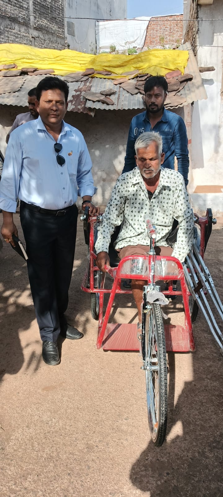  *केंद्रीय मंत्री ज्योतिरादित्य सिंधिया ने ट्राइसाइकिल में समस्या के मामले पर लिया कड़ा एक् posted by Ved Parkash Arya from Guna