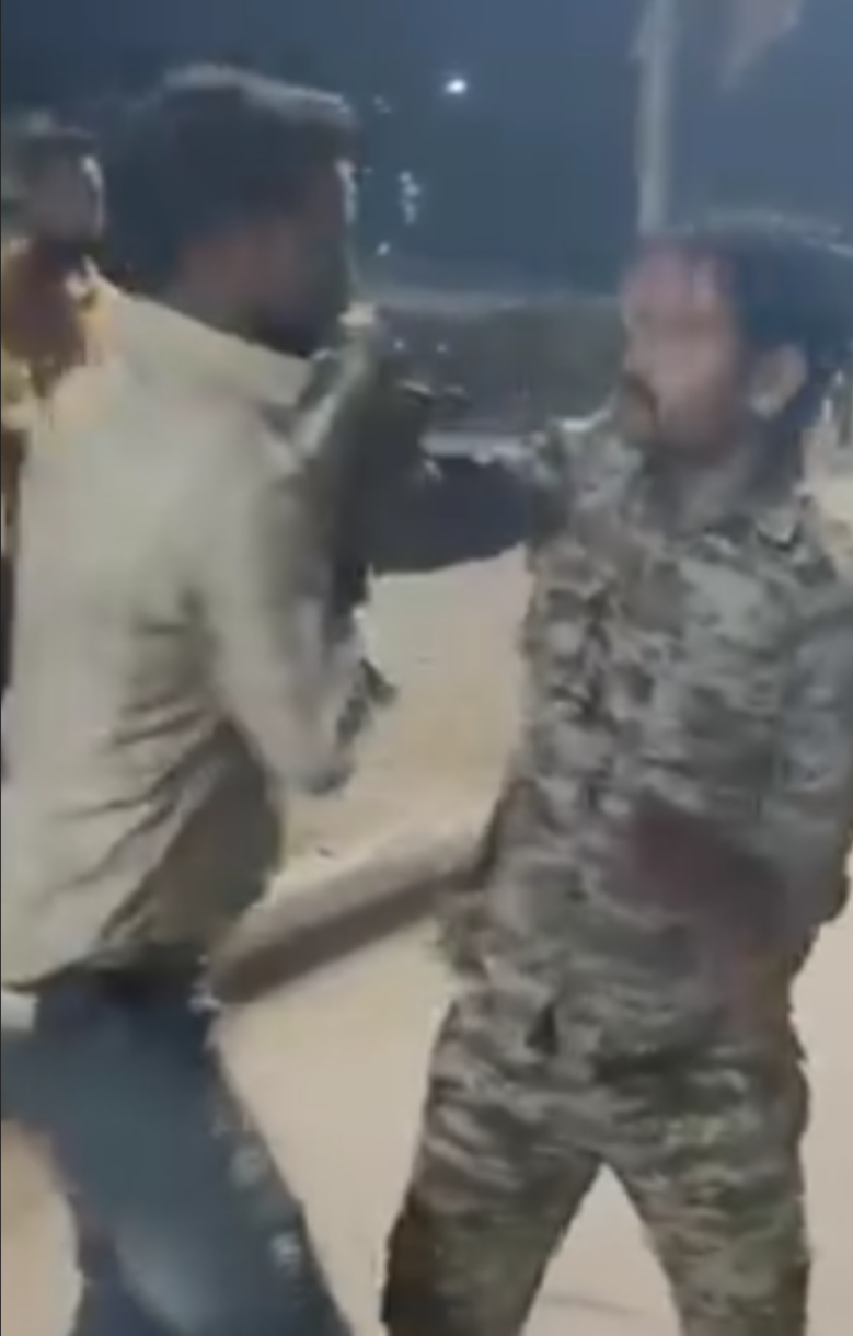 विजयपुर में आरक्षक ने युवक को बीच सड़क पीटा, वीडियो वायरल होने के बाद मचा हड़कंप