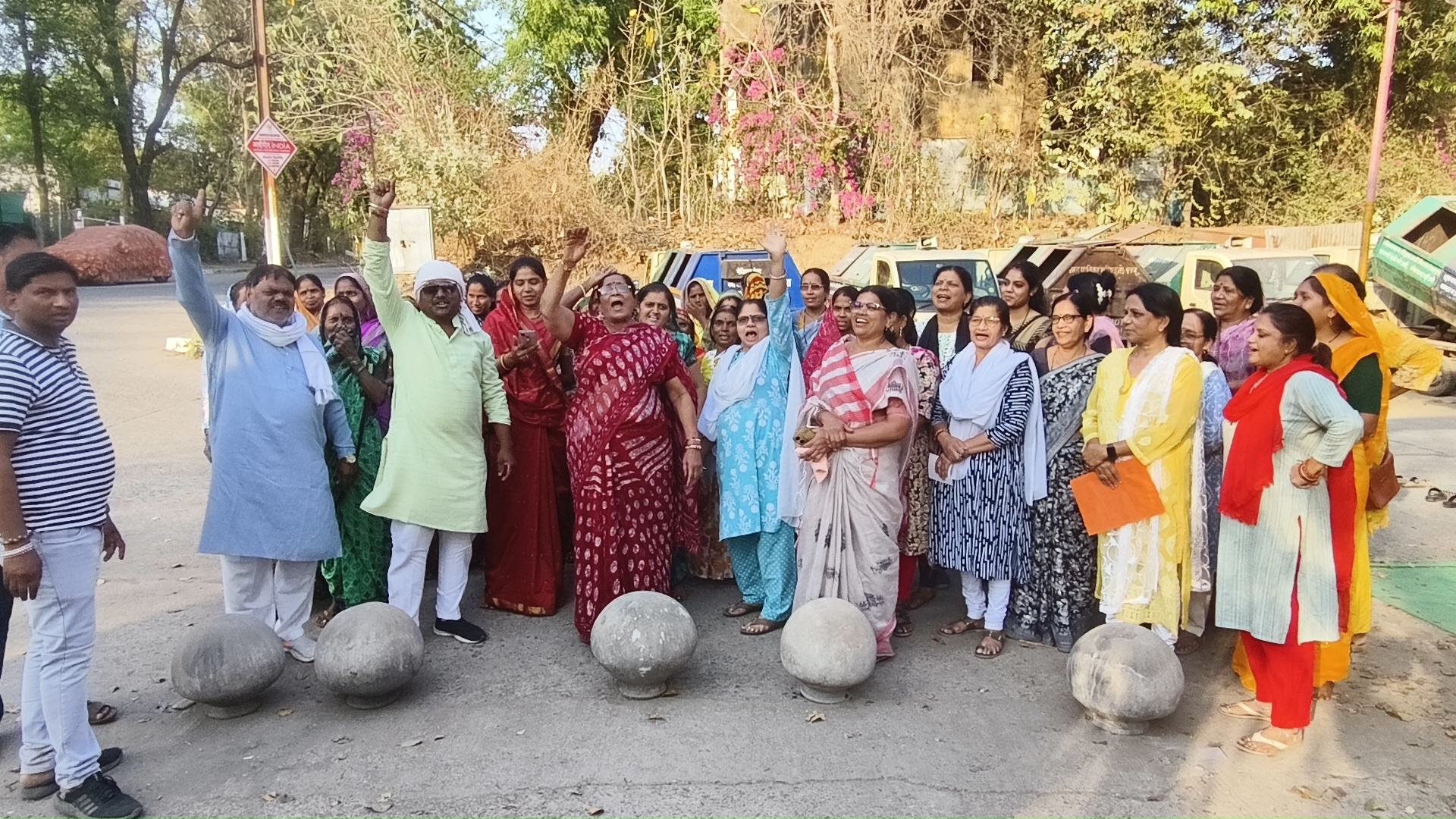 नगरपालिका के समक्ष वार्ड क्रमांक 3 के वार्ड वासियों द्वारा धरना आंदोलन में शामिल होकर मटका फोड़कर नगरपालिका को जागो posted by Pradeep Singh from Nepa Nagar