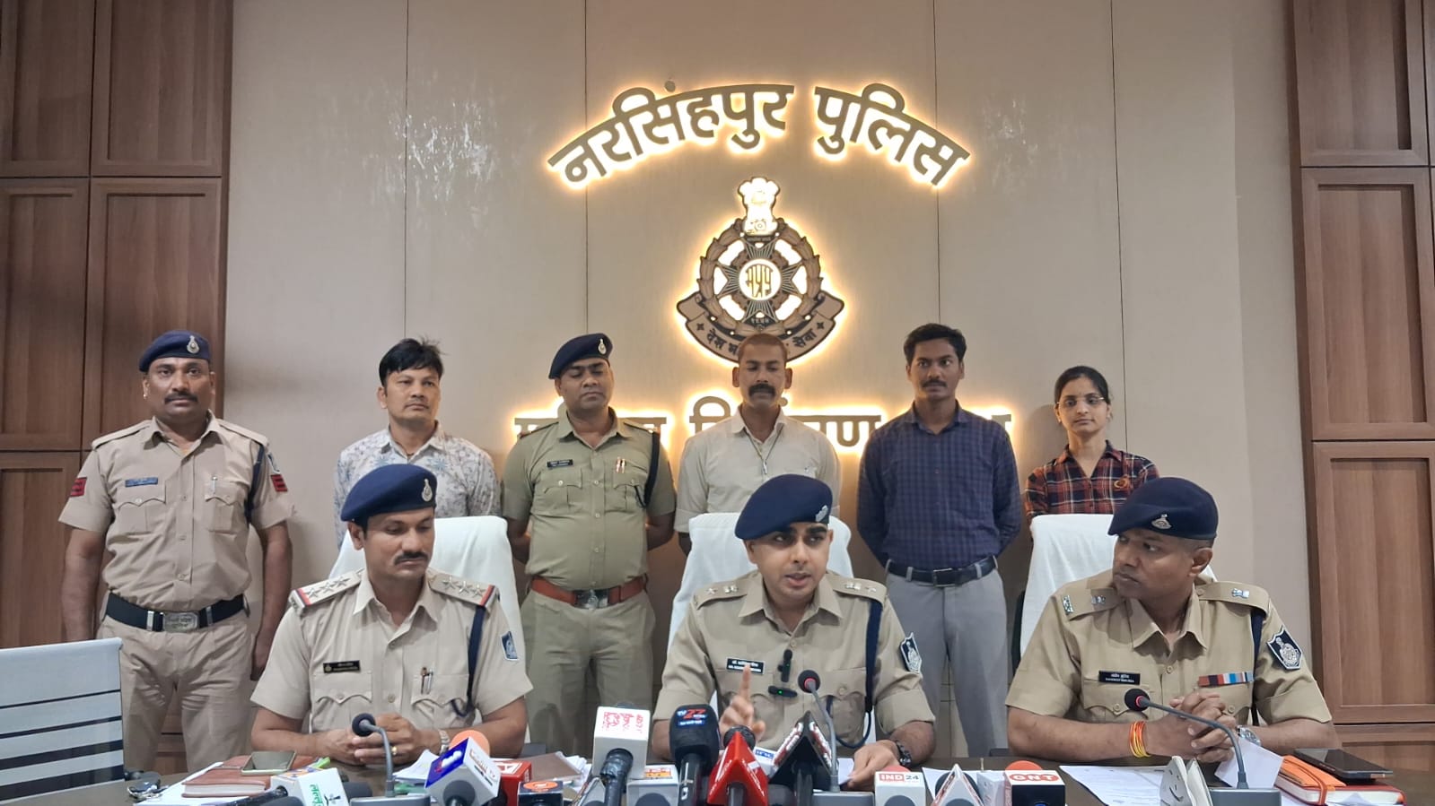 नरसिंहपुर स्टेशन पुलिस की बड़ी कामयाबी अंतरराष्ट्रीय साइबर ठग गिरफ्तार posted by Chandrasekhar Malviya from Narsinghpur