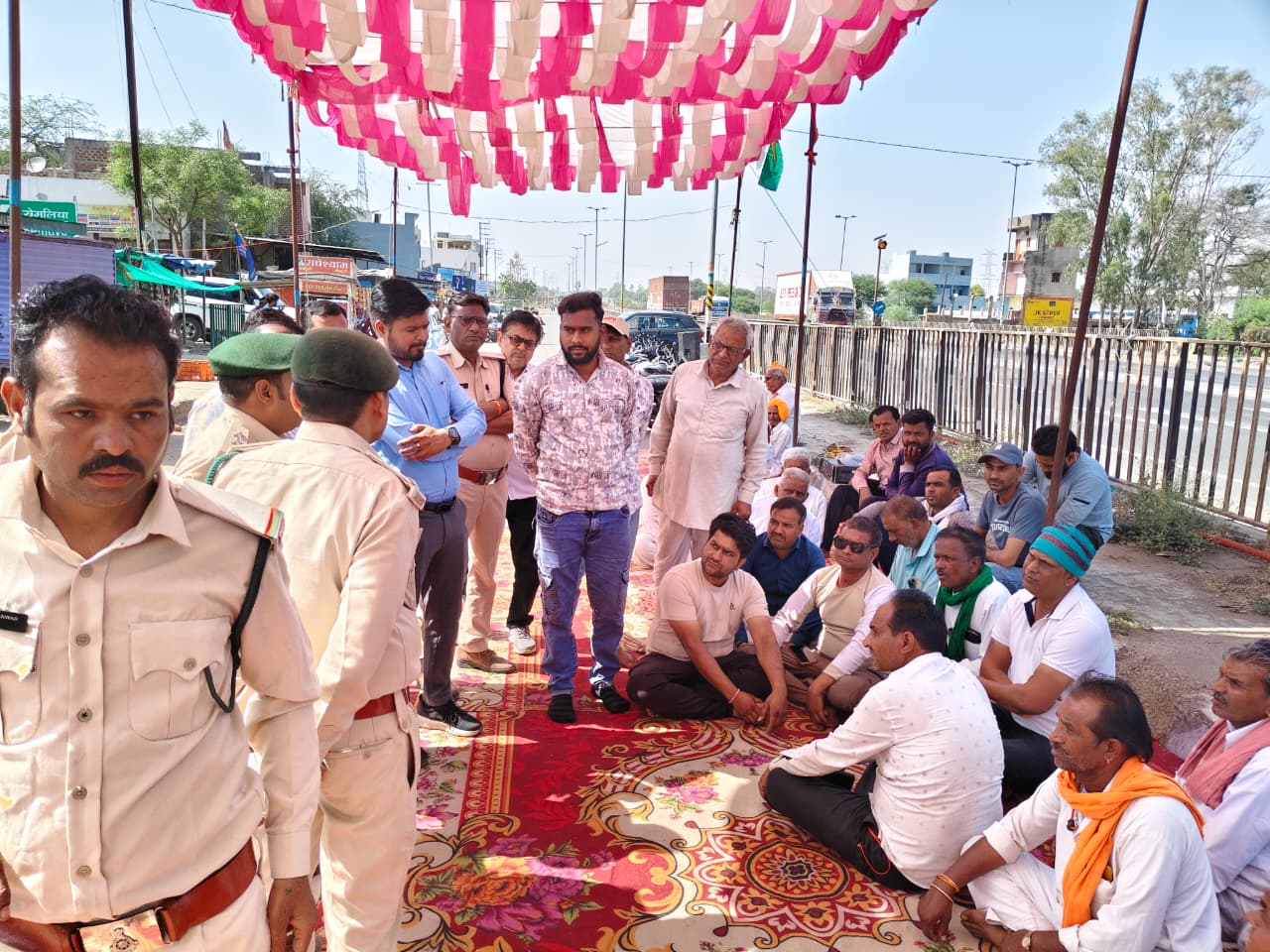धुलेट में किसानों की विभिन्न मांगों को लेकर भारतीय किसान यूनियन (टिकैत) ने शुरू किया अनिश्चित कालीन धरना प्रदर्शन posted by Ramesh Prajapat from Sardarpur