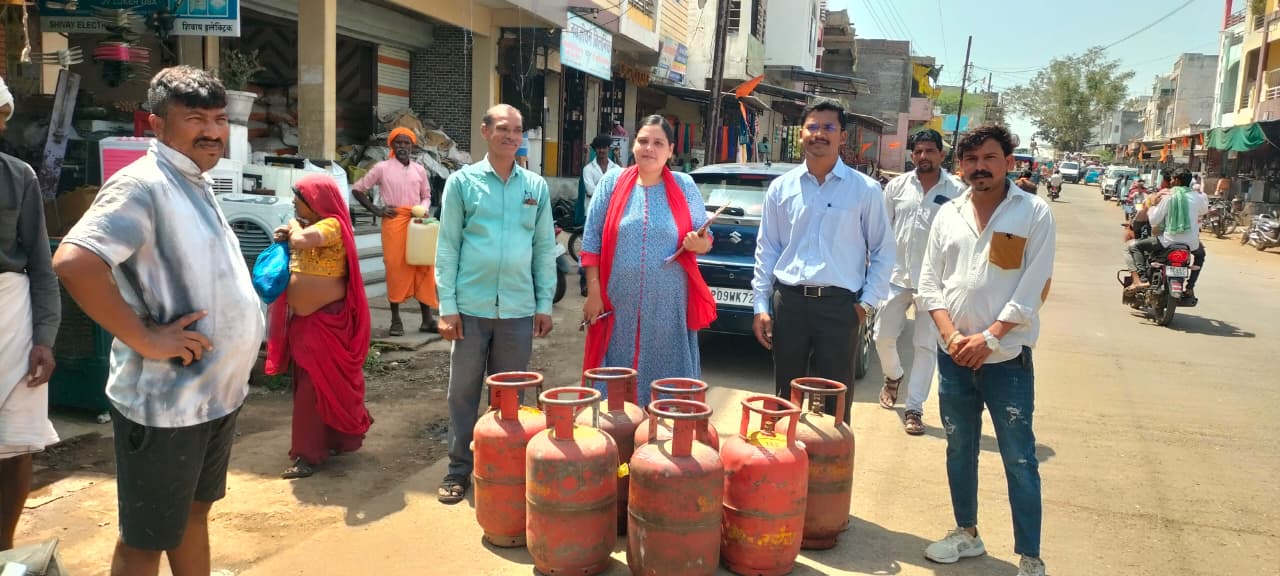 कमर्शियल सिलेंडर के अभाव में होटल व्यावसायियों को महंगे पड़ने लगे वैकल्पिक ईंधन डीजल भट्टी में प्रतिदिन लग रहा 1500 रुपए का डीजल, बिजली खर्च posted by Lokesh Davde