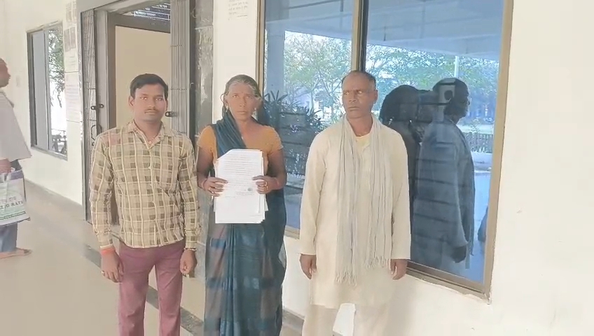 पटवारी पर गंभीर आरोप रीवा में कलेक्ट्रेट पहुंचा पीड़ित posted by Arvind Tiwari from Teonthar