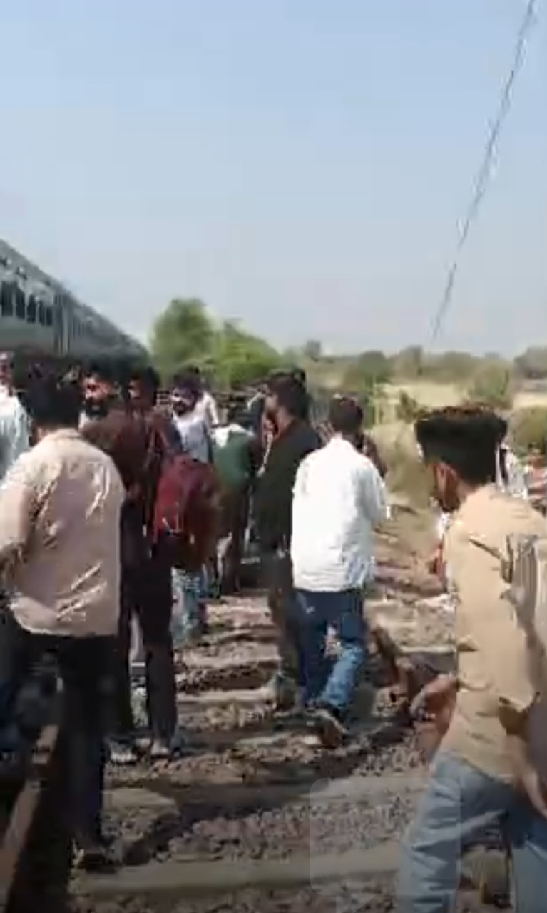 भोपाल से आ रही महामना ट्रेन में आग; यात्रियों में मची अफरा-तफरी ! posted by Amit Kumar Awasthi