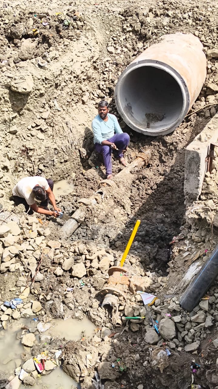 सरकारी पुलिया पर अवैध कब्जे का मामला गरमाया posted by  Hemant Yadav from Mungaoli