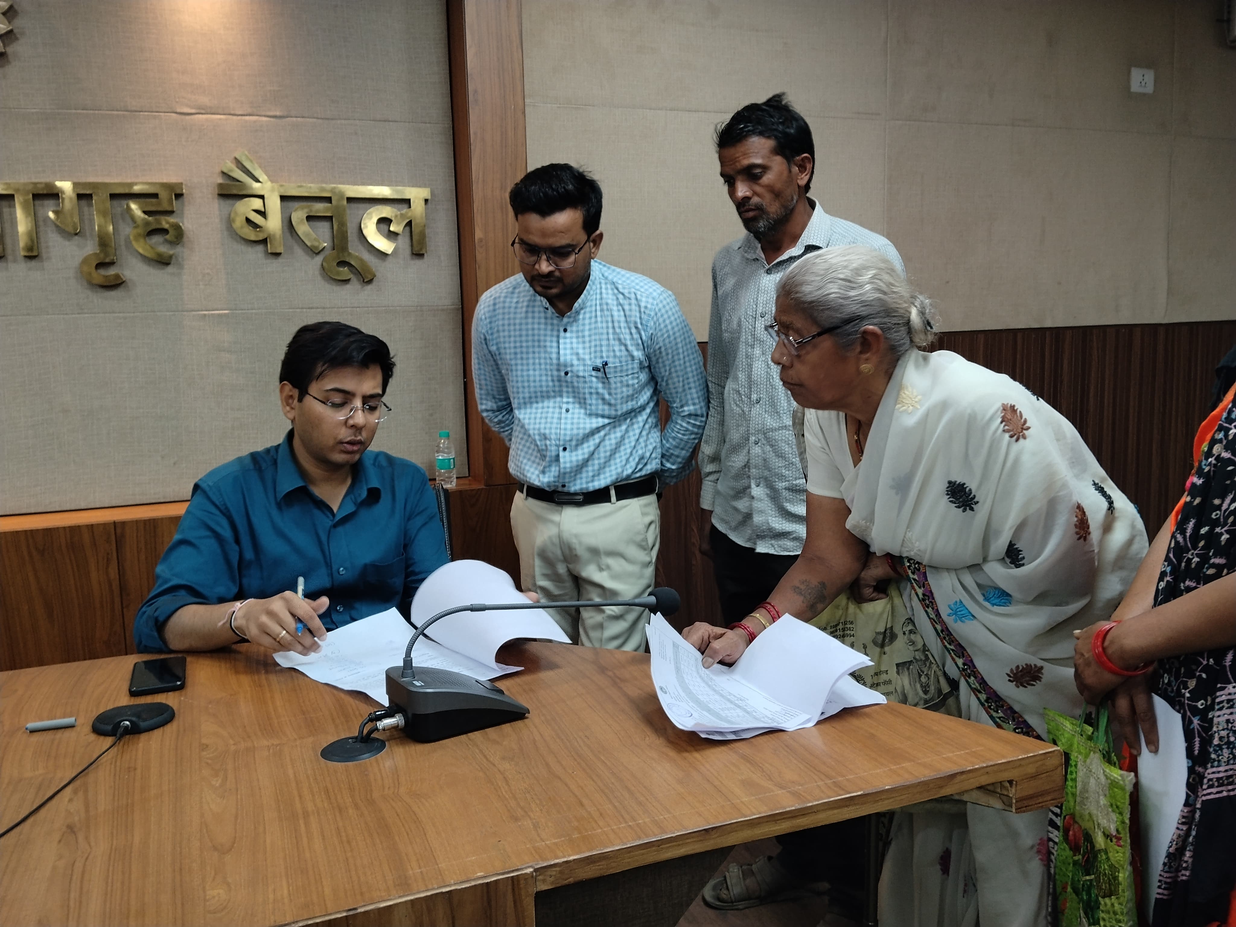 जनसुनवाई में प्राप्त आवेदनों के निराकरण में कोताही न बरते अधिकारी: सीईओ श्री जैन posted by Sachin Jain from Betul