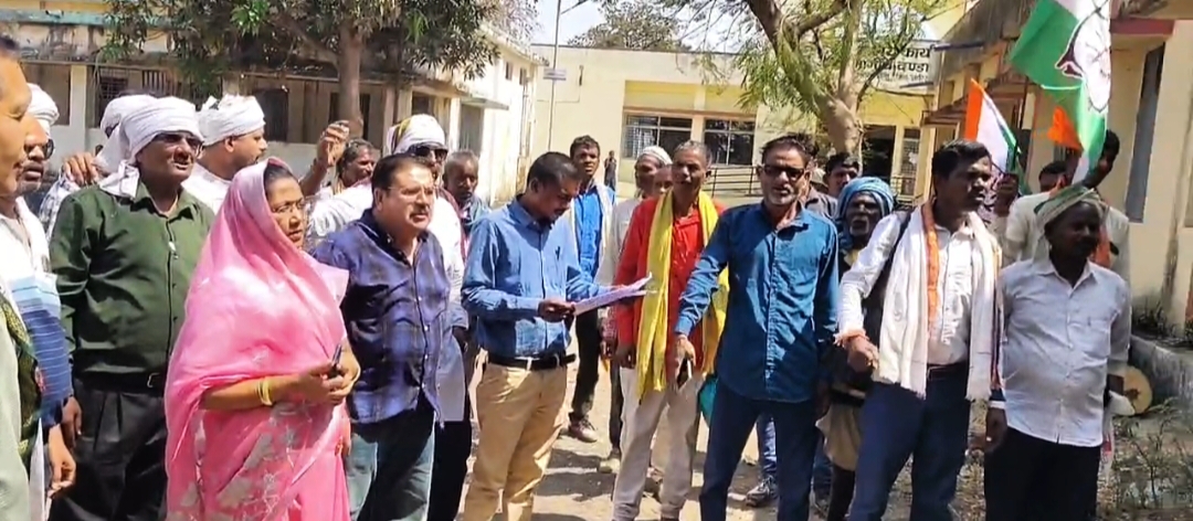बिसिंहपुरपाली ब्लॉक अध्यक्ष रवि मिश्रा के द्वारा तहसील पाली को सौंपा गया ज्ञापन 