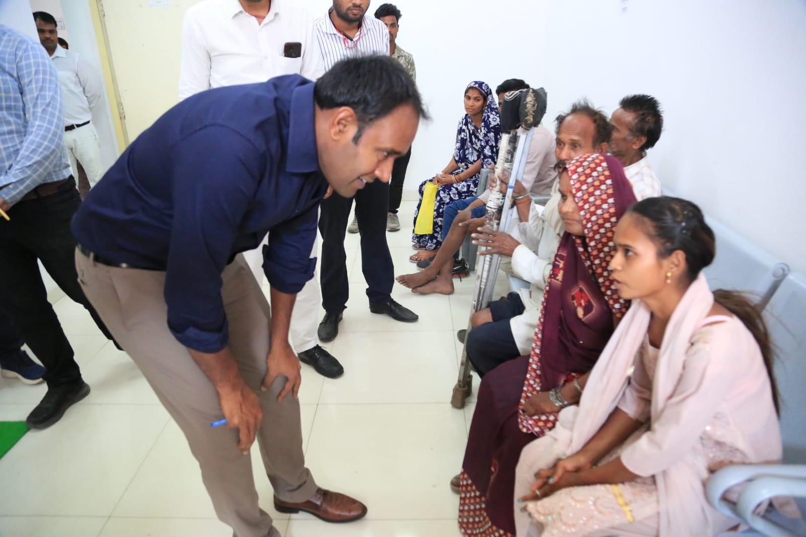 दिव्यांगों के प्रति संवेदनशील कलेक्टर    कलेक्ट्रेट में होने वाली जनसुनवाई भी अब है दिव्यांग फ्रेंडली posted by Kartik Gautam from Sagar