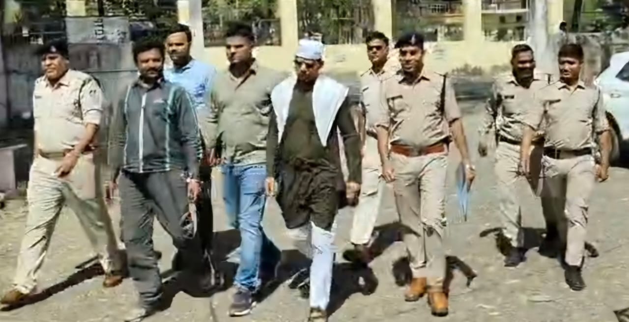 15 वर्षों से फरार ₹30,000 का इनामी स्थाई वारंटी आखिरकार पुलिस के शिकंजे में* *आरोपी की चालाकी पर पुलिस की तकनीक, जयपुर में भेष बदलकर निगरानी posted by Kartik Gautam from Sagar