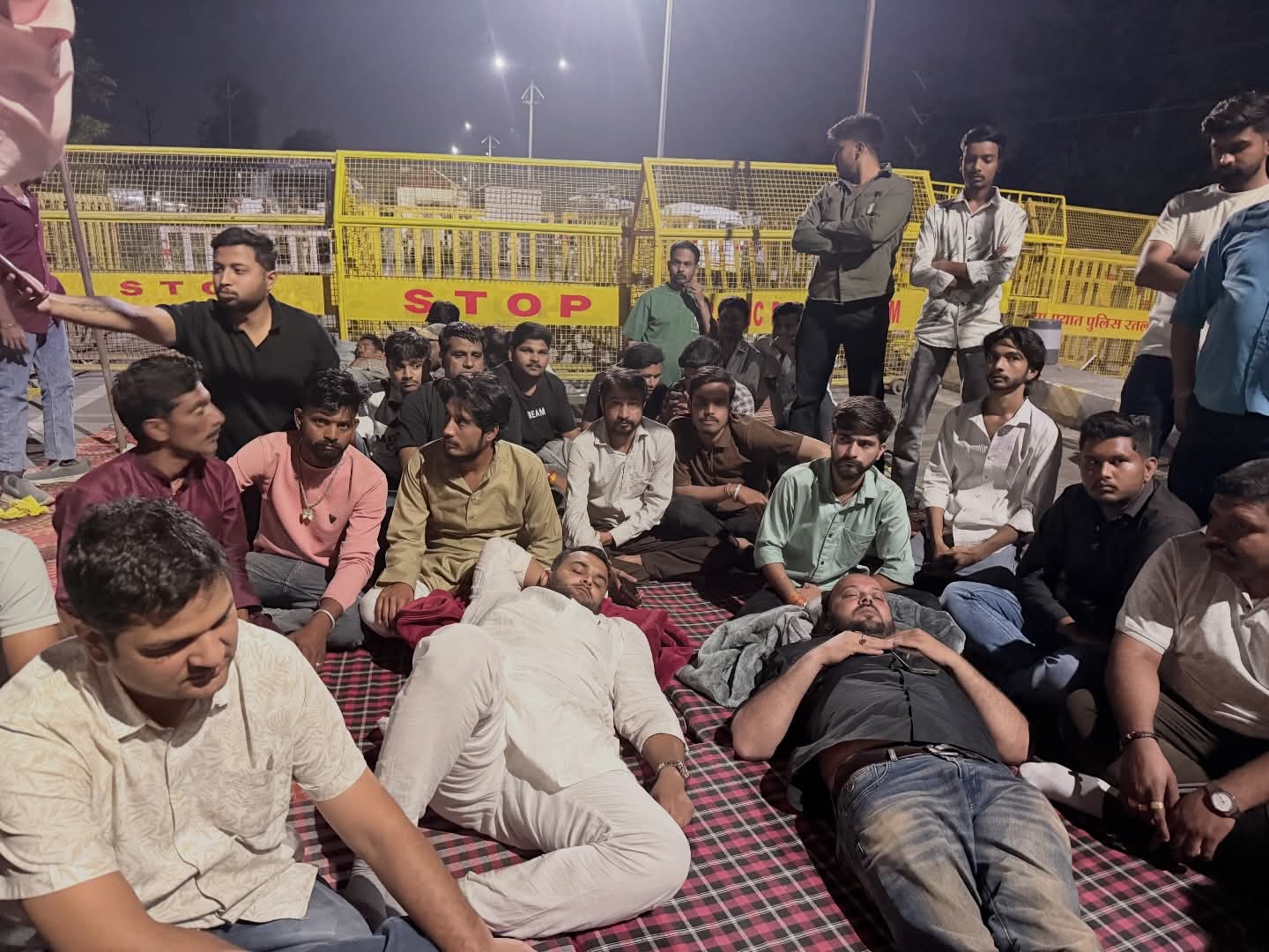 करणी सेना और कलेक्टर के बीच हाईवे पर तनाव posted by Ashish Sharma from Ratlam