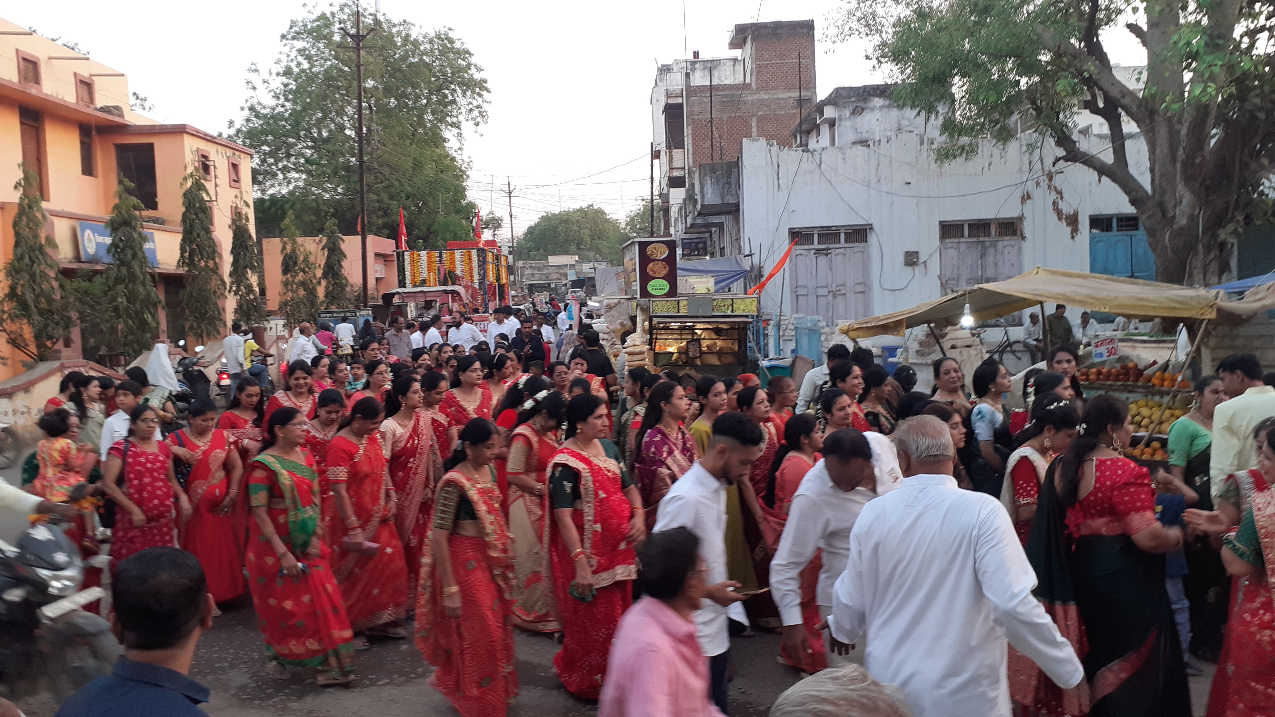 *बड़वानी:-हिंगलाज जयंती पर शहर में निकली बैंड बाजे के साथ ,माता हिंगलाज की शोभायात्रा जयकारो से उठा शहर।पुष्प वर्षा कर किया स्वागत। posted by Lokesh Davde