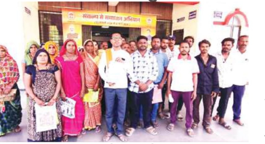 सर्वे के बाद पट्टे निरस्त होने की शिकायत लेकर पहुंचे ग्रामीण posted by Lokesh Davde