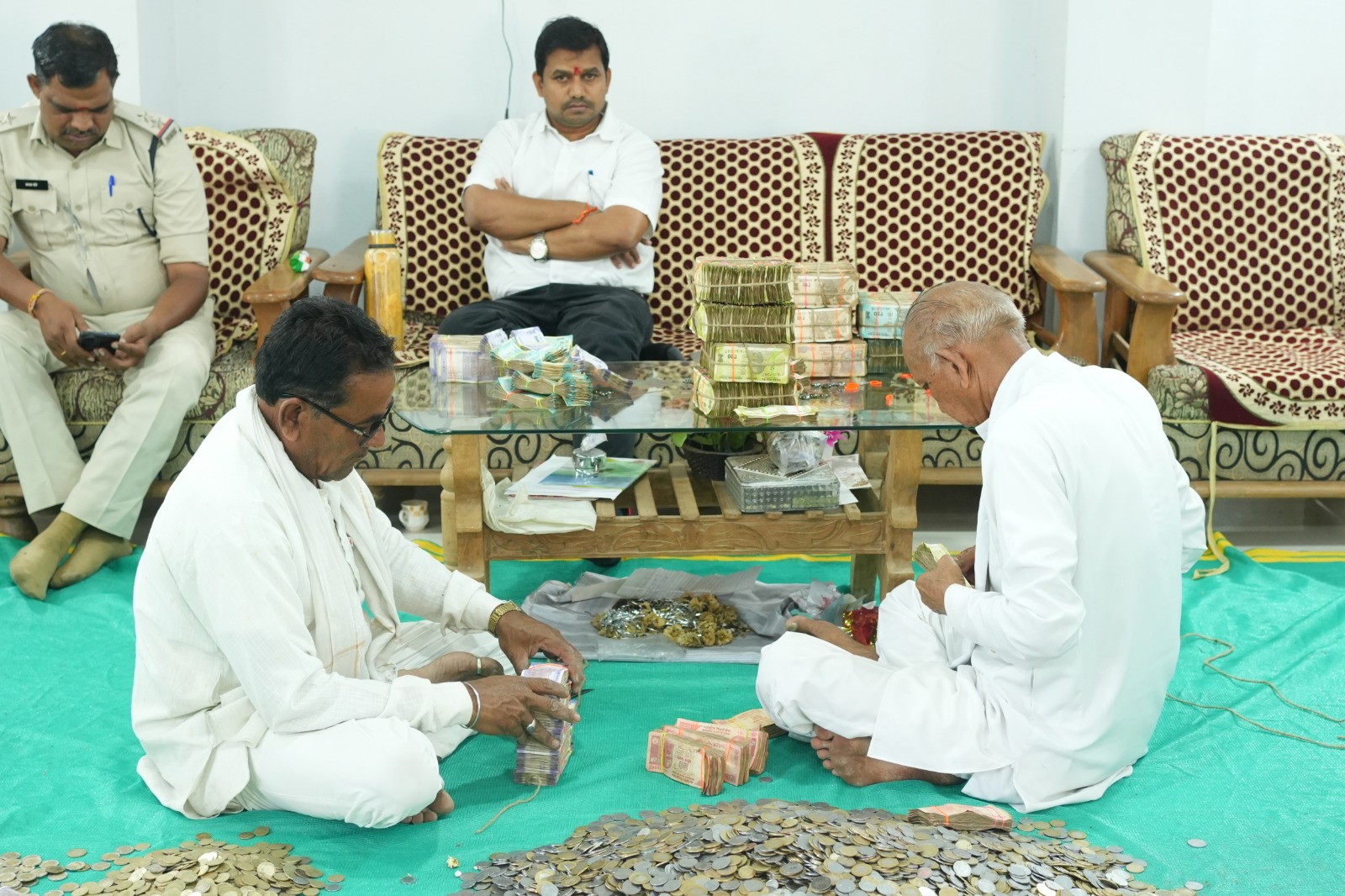 शिव बाबा का मेला समिति के सदस्यों  द्वारा दान पेटी, जिला प्रशासन जिला प्रशासन के समक्ष पेटी खोली गई जिसमे से 830120 रुपए की राशि निकली  posted by Pradeep Singh from Nepa Nagar