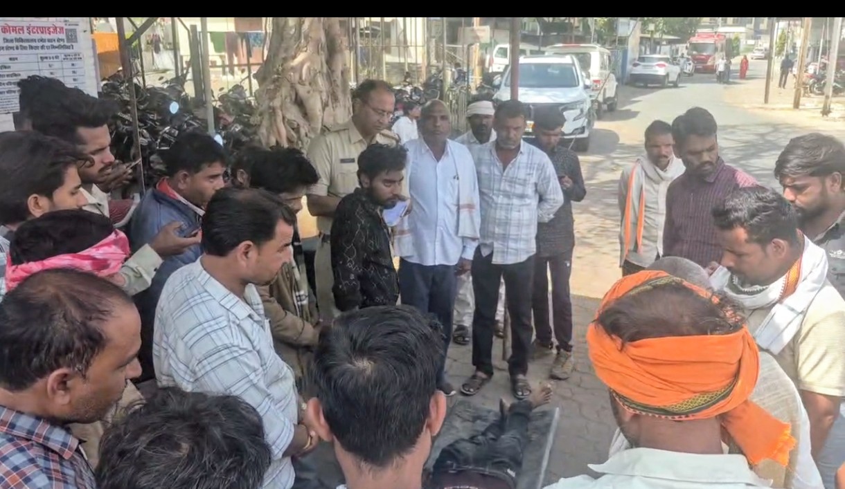 अज्ञात वाहन की टक्कर से बाइक सवार की मौत,घायल का जिला अस्पताल में चल रहा इलाज   posted by Akib Khan from Damoh