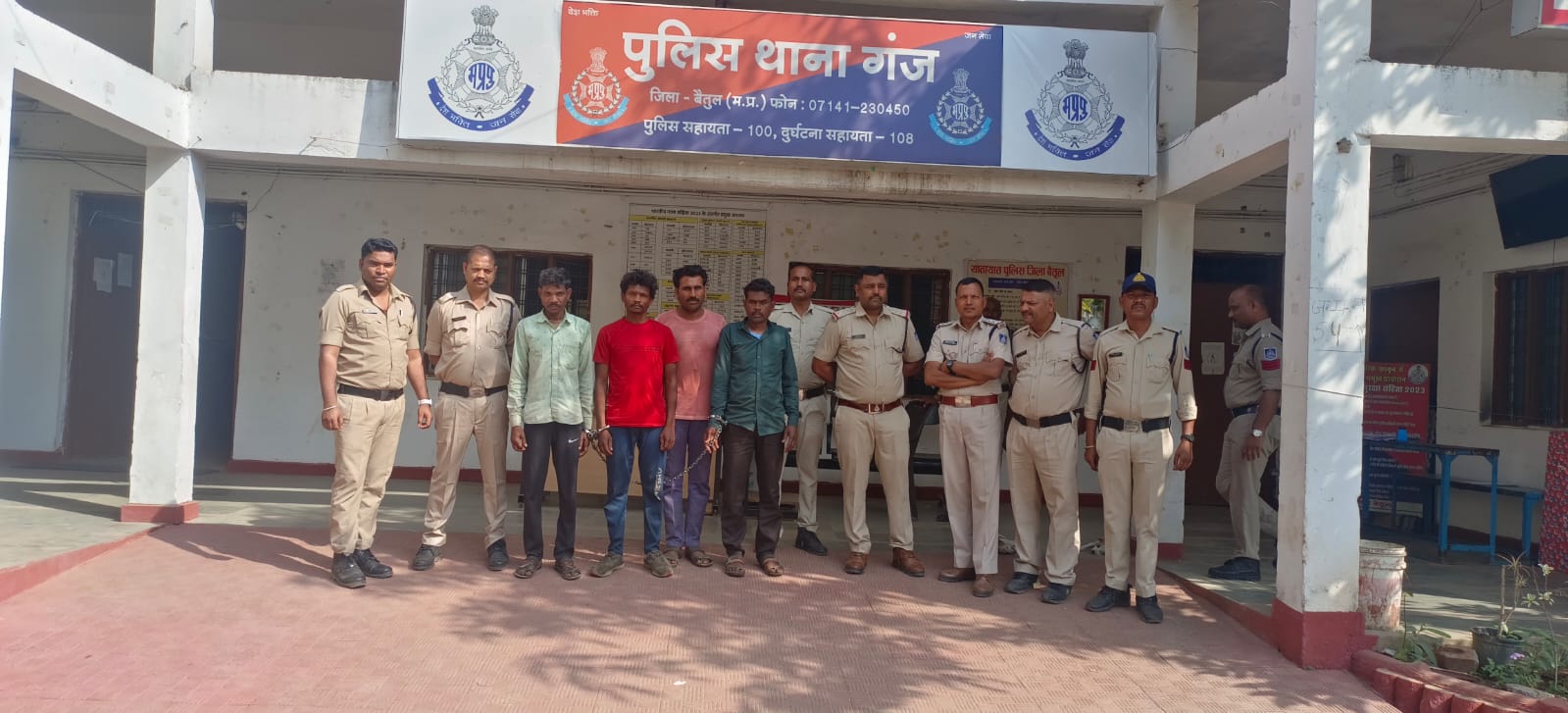 पुलिस पेट्रोल पंप में टैंकर से पेट्रोल निकालकर बड़े घपले को अंजाम देने वाले गिरोह का गंज पुलिस द्वारा भंडाफोड़*  posted by Sachin Jain from Betul