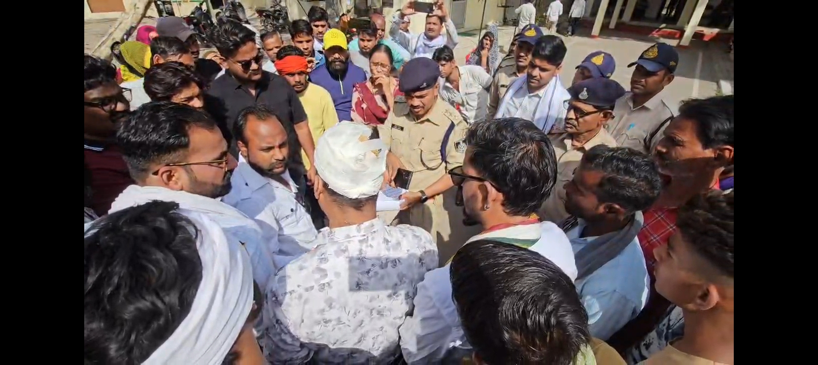 दलितों को बनाया जा रहा निशाना? मारपीट के मामलों पर एसपी ऑफिस पहुंचा मामला posted by Mahesh Kumar Saini from Lidhora Khas