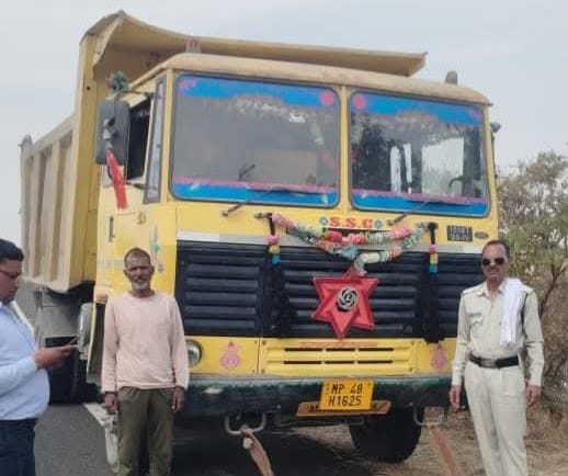 खनिज विभाग की सख्त कार्रवाई: अवैध गिट्टी परिवहन में लगे 2 डम्पर जब्त posted by Mohammad Asif Langha from Amla