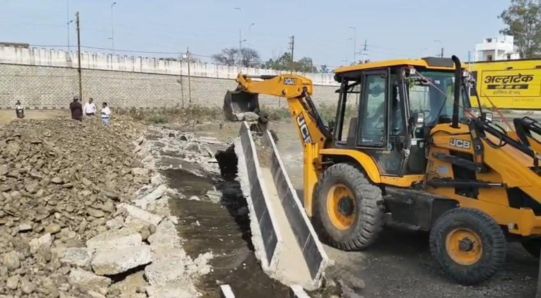 बीना मैं अवैध कालोनियों पर चला बुलडोजर  posted by Pratipal Rajput from Sagar