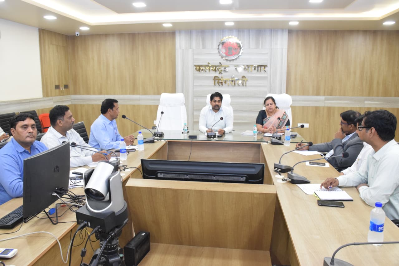 विस्थापन प्रक्रिया को संयोजित तरीके से करें पूर्ण - कलेक्टर posted by Avnish Sharma from Singrauli