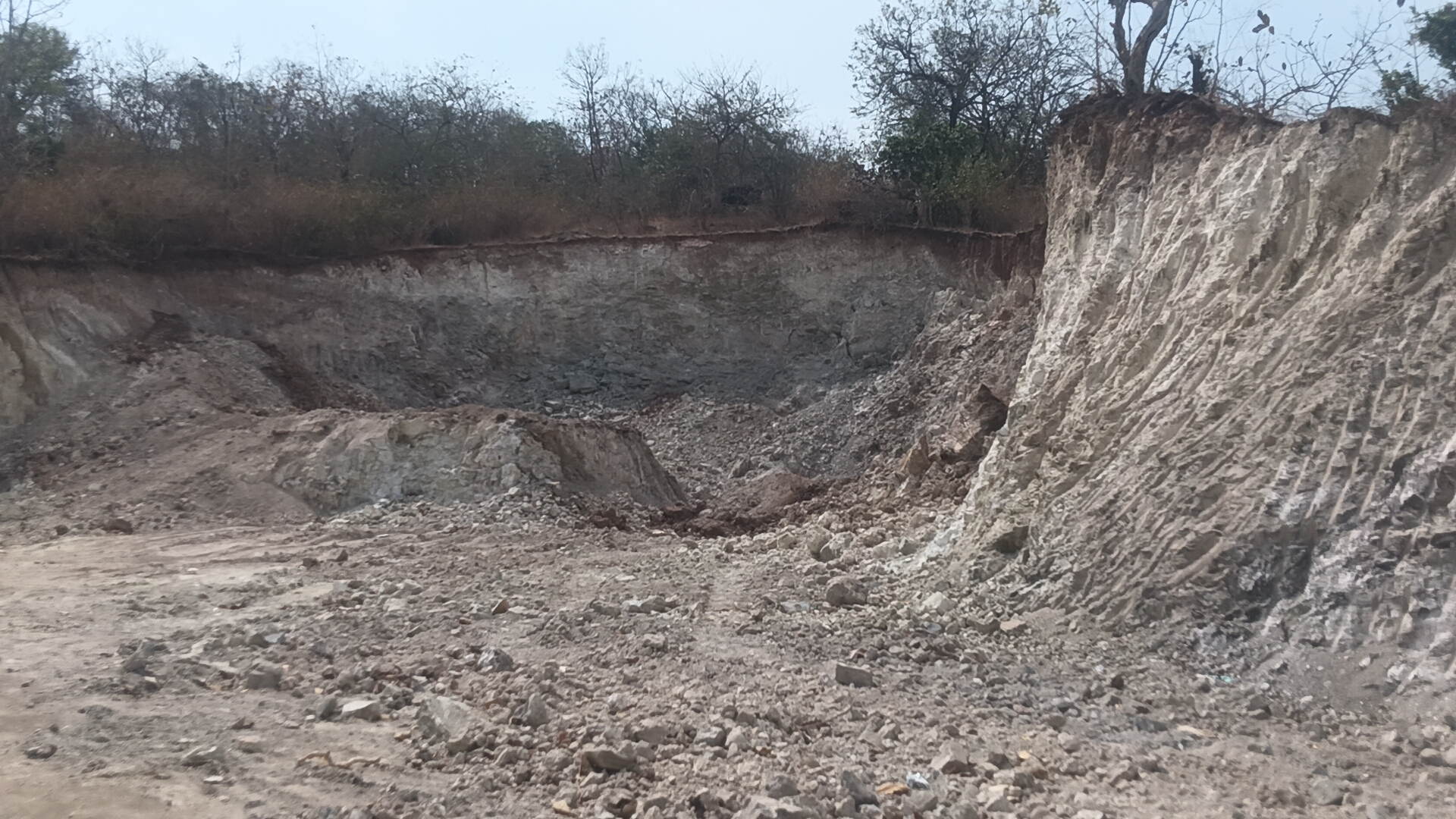 अपने निजी लाभ के लिए सरकारी जमीन को  खोद रहे हैं ठेकेदार शासन पूरी तरह नतमस्तक posted by Umesh Kisna Dongare  from Pandhurna