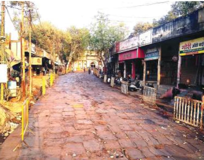 सीसी रोड के साइड से बाइक आवागमन शुरु करने की मांग, नपा पहुंचे व्यापारी सवा माह से बंद posted by Lokesh Davde