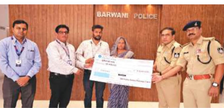 दिवंगत आरक्षक के परिजनों को मिली एक करोड़ रुपए की सहायता राशि posted by Lokesh Davde