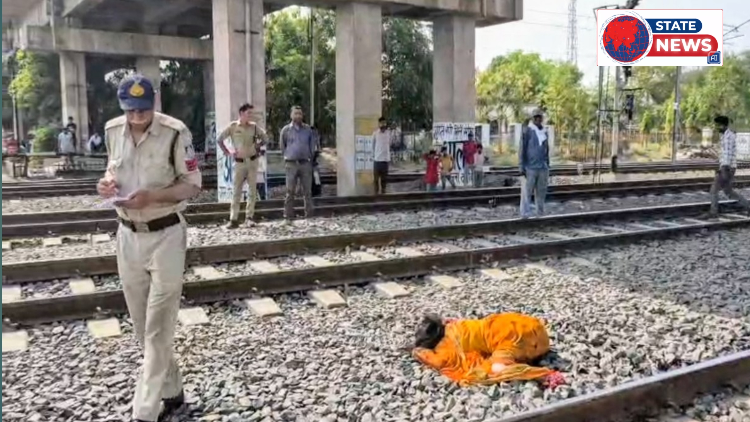 दूध लेने जा रही महिला की ट्रेन से कटकर मौत,नाती सुरक्षित दमोह के पथरिया फाटक ओवर ब्रिज की घटना... posted by Akib Khan from Damoh
