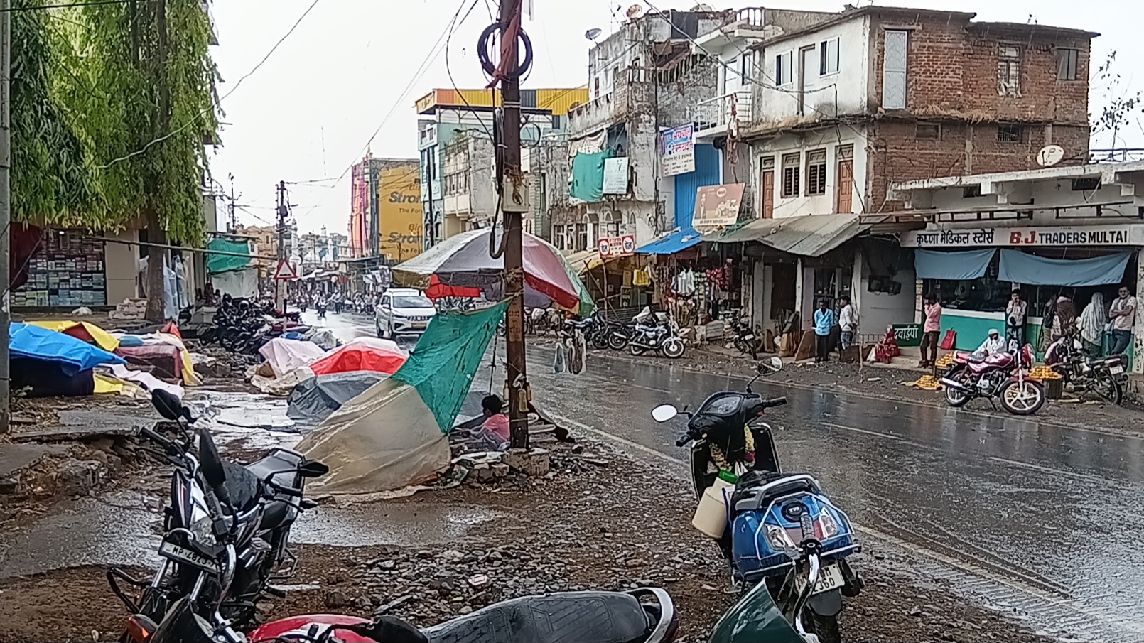 मुलताई में गरज-चमक के साथ हुई बारिश, किसानों की बढ़ी चिंता, खरीफ की फसल काट कर रखी है खेतों में  posted by Mohammad Afsar  from Multai