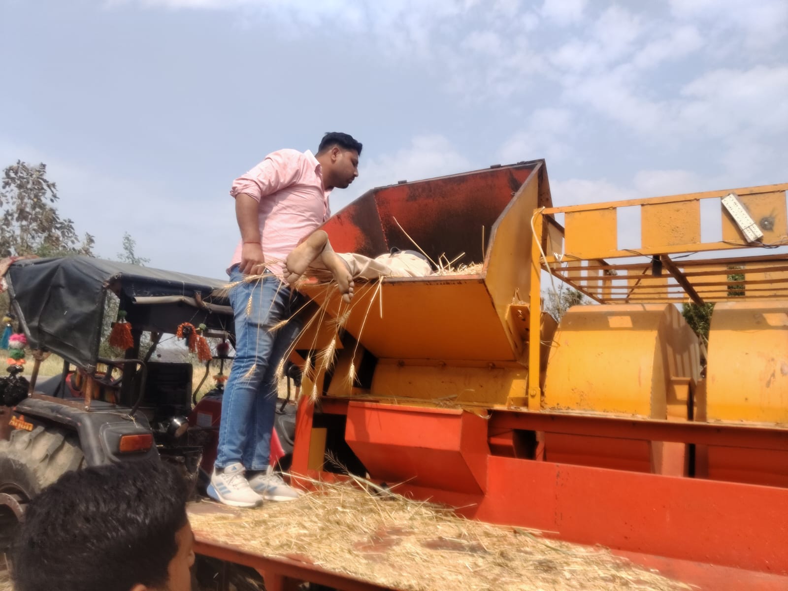 बाड़ी में थ्रेसर मशीन में फंसा किसान गर्दन धड़ से हुई अलग गेहूं की फसल निकालते समय हादसा  posted by Naseem Ali from Raisen
